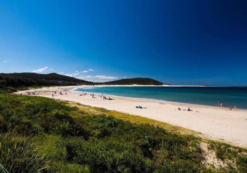 Отель Oaks Nelson Bay Lure Suites