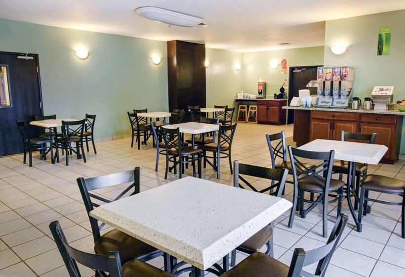 בית מלון כפרי Quality Inn & Suites Airport