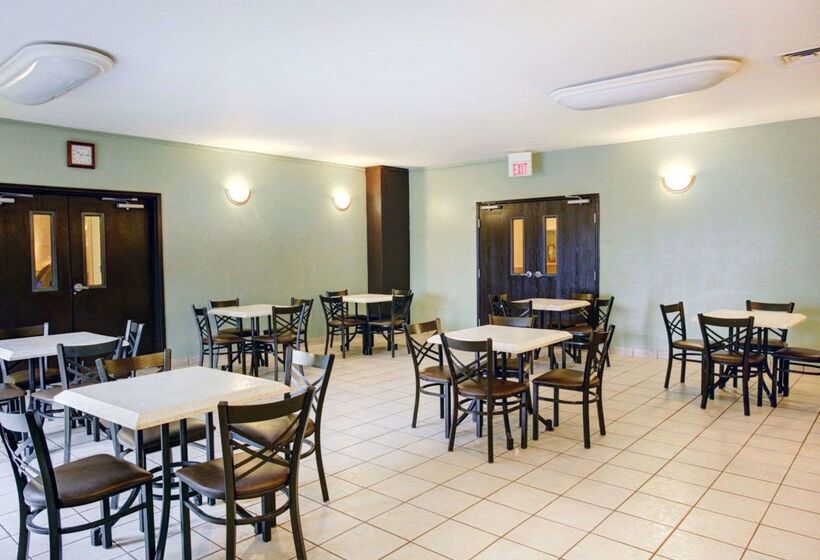 בית מלון כפרי Quality Inn & Suites Airport