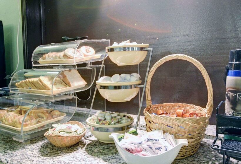 בית מלון כפרי Quality Inn & Suites Airport