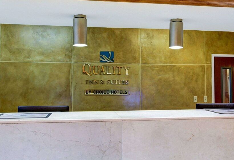 בית מלון כפרי Quality Inn & Suites Airport