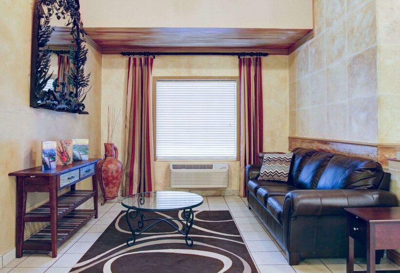 בית מלון כפרי Quality Inn & Suites Airport