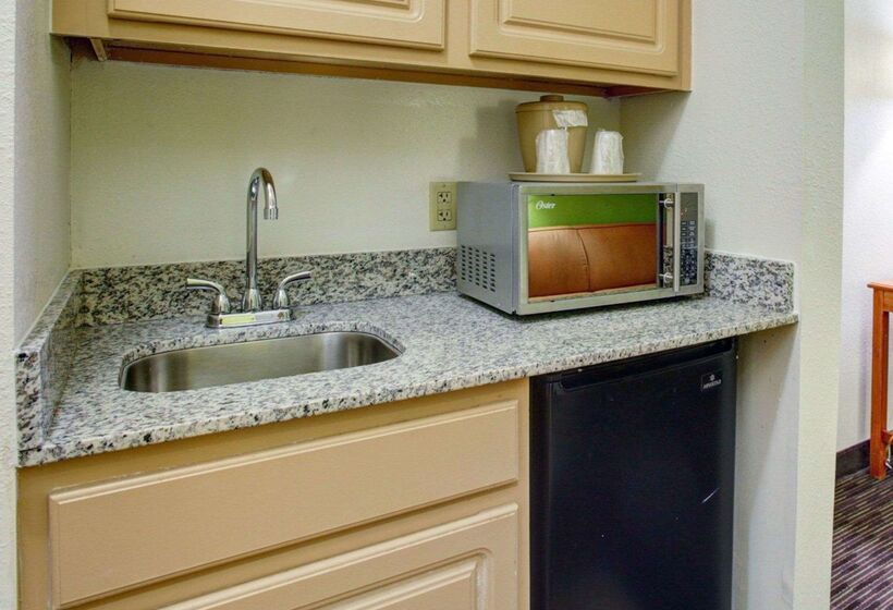 בית מלון כפרי Quality Inn & Suites Airport