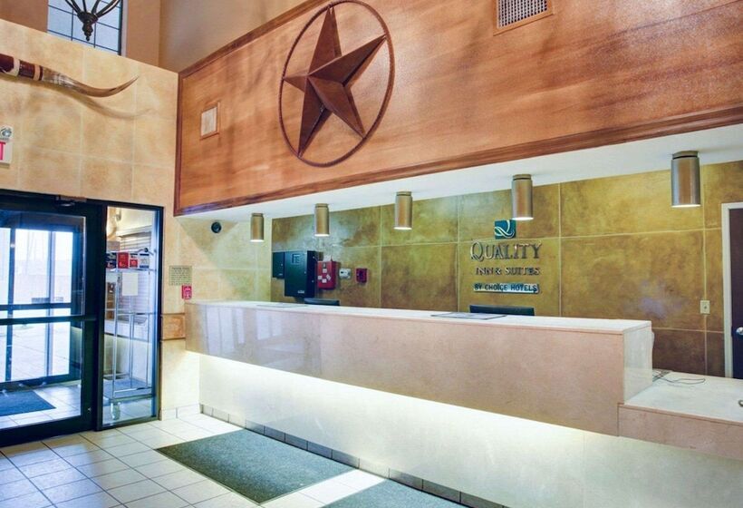 בית מלון כפרי Quality Inn & Suites Airport