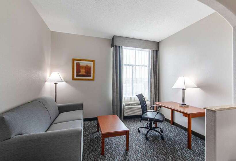 Отель Quality Suites