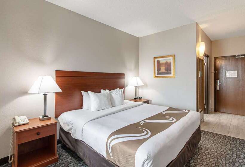 Отель Quality Suites