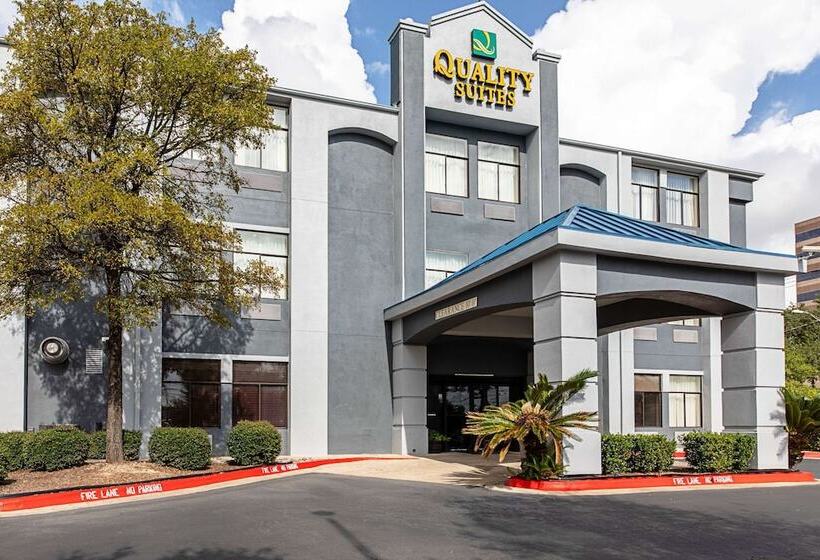 Отель Quality Suites