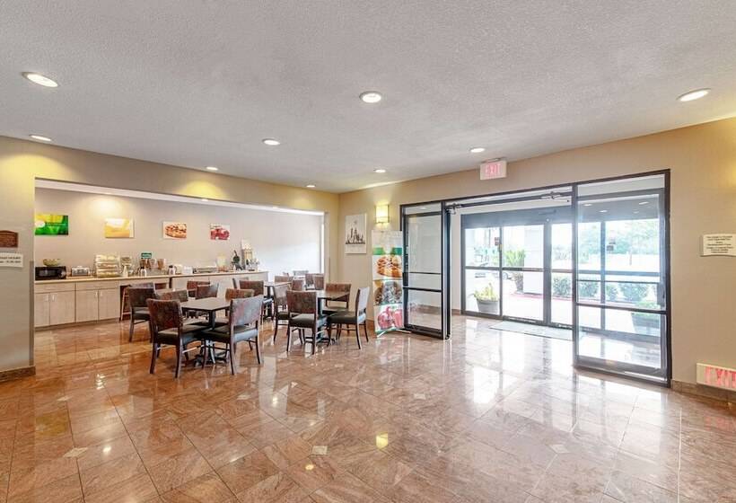 Отель Quality Suites