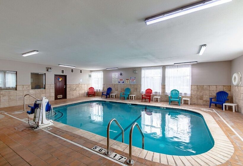 Отель Quality Suites