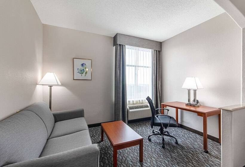 Отель Quality Suites