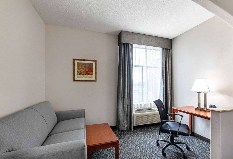 Отель Quality Suites