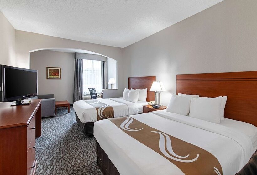 Отель Quality Suites