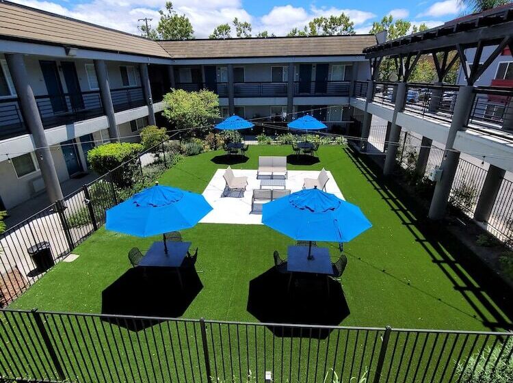 בית מלון כפרי Redwood Creek Inn