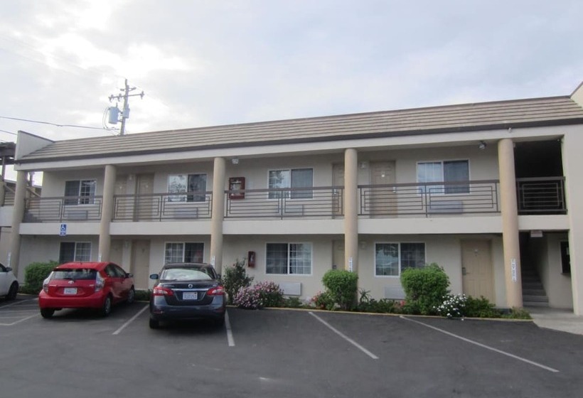 בית מלון כפרי Redwood Creek Inn