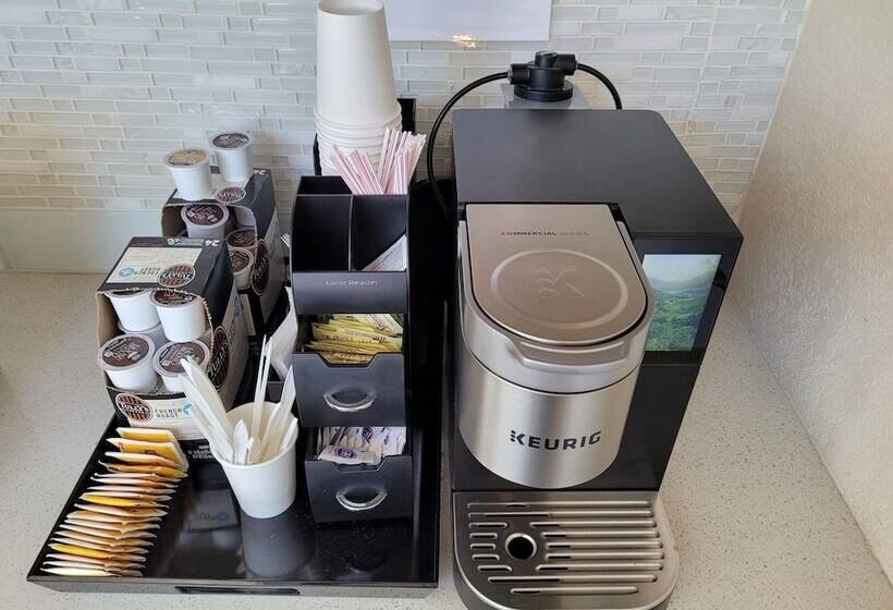 בית מלון כפרי Redwood Creek Inn