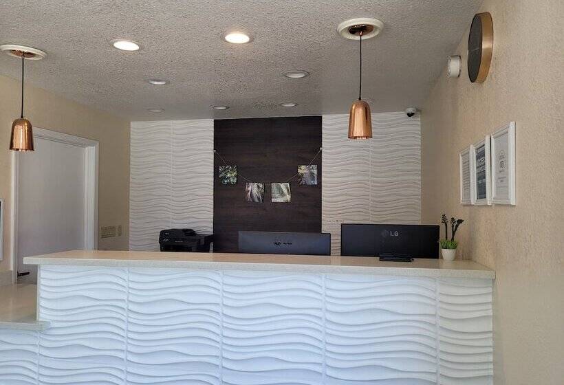 בית מלון כפרי Redwood Creek Inn