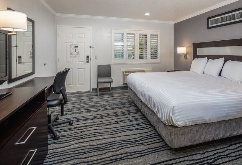 בית מלון כפרי Redwood Creek Inn