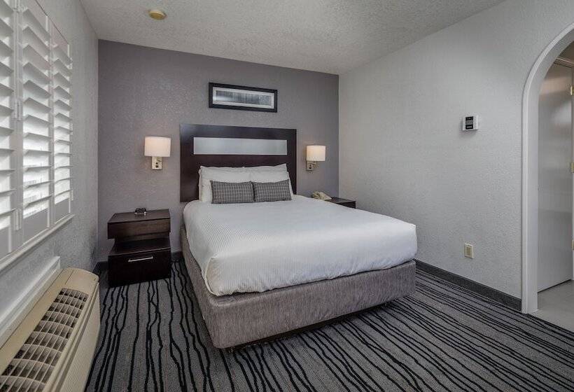 בית מלון כפרי Redwood Creek Inn