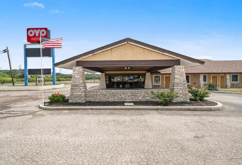 OYO Hotel Junction TX I-10