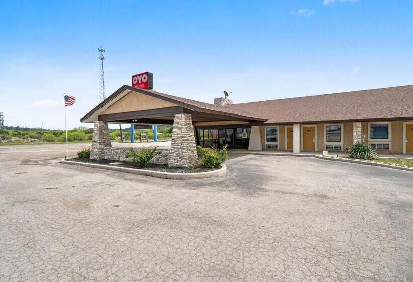 OYO Hotel Junction TX I-10