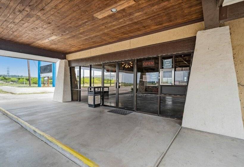 OYO Hotel Junction TX I-10