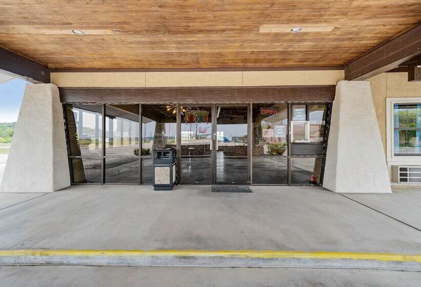 OYO Hotel Junction TX I-10