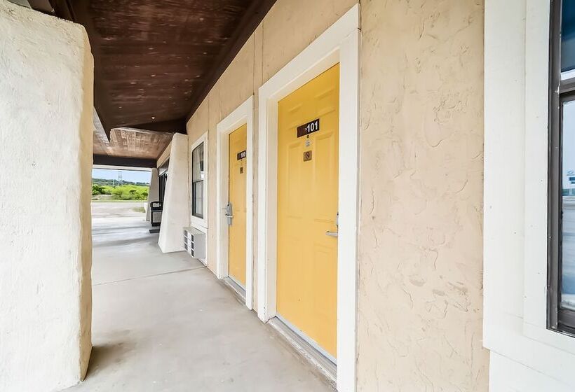 OYO Hotel Junction TX I-10