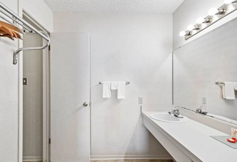 OYO Hotel Junction TX I-10