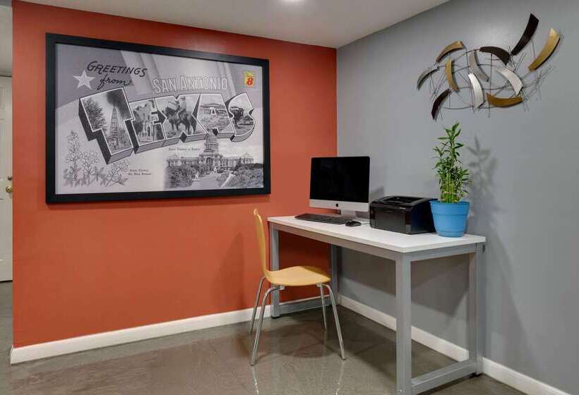 호텔 Super 8 By Wyndham San Antonio Pearl District / Downtown