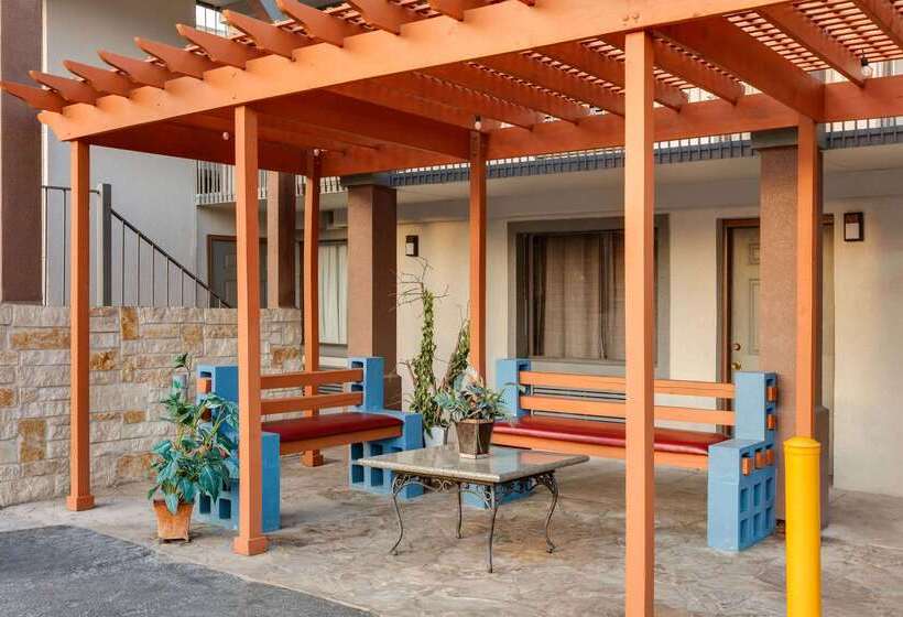 فندق Super 8 By Wyndham San Antonio Pearl District / Downtown