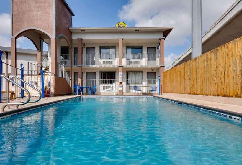 호텔 Super 8 By Wyndham San Antonio Pearl District / Downtown