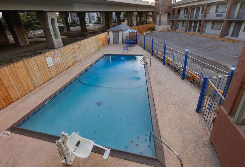 فندق Super 8 By Wyndham San Antonio Pearl District / Downtown