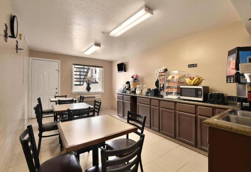 فندق Super 8 By Wyndham San Antonio Pearl District / Downtown