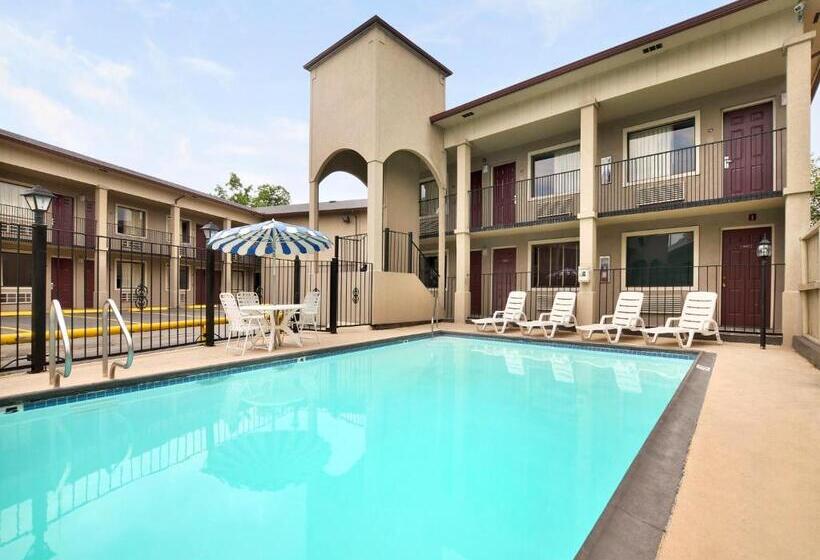 فندق Super 8 By Wyndham San Antonio Pearl District / Downtown