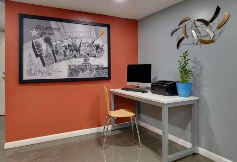 فندق Super 8 By Wyndham San Antonio Pearl District / Downtown