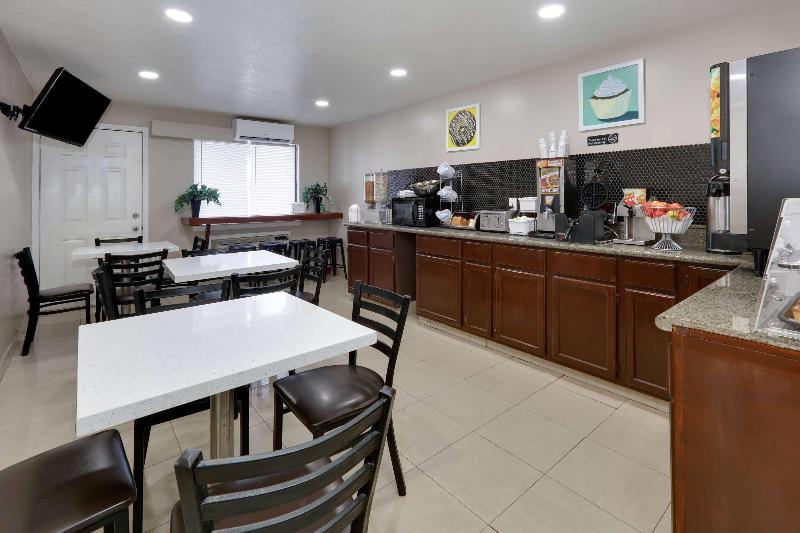 فندق Super 8 By Wyndham San Antonio Pearl District / Downtown