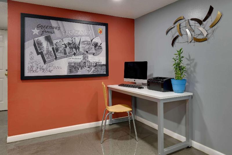 فندق Super 8 By Wyndham San Antonio Pearl District / Downtown