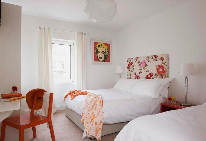 Отель The Strand Inn