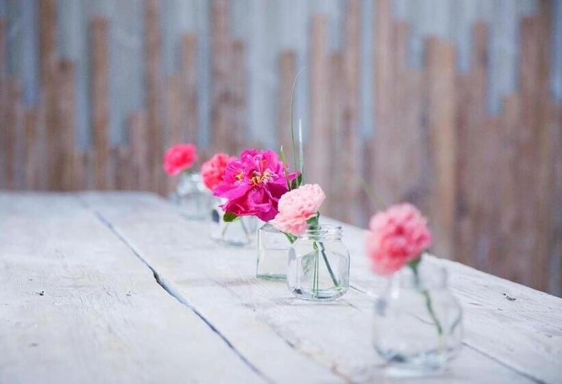 Отель The Strand Inn