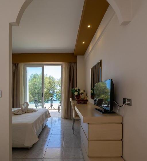 בית מלון כפרי Kamari Beach