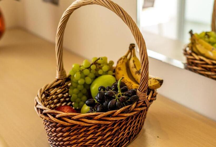 בית מלון כפרי Kamari Beach