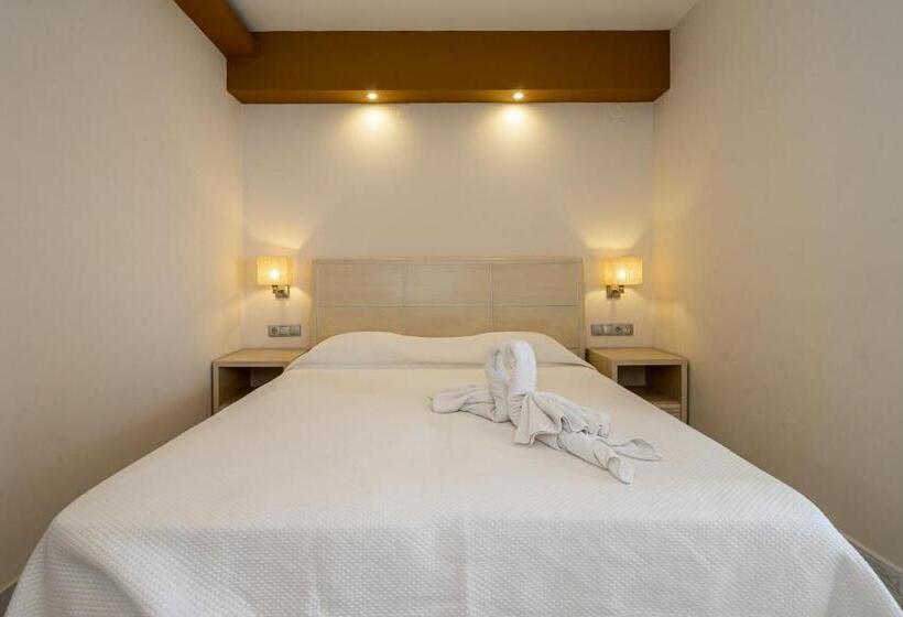 בית מלון כפרי Kamari Beach