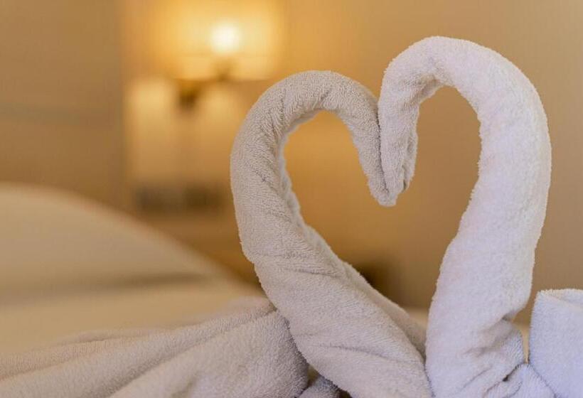 בית מלון כפרי Kamari Beach