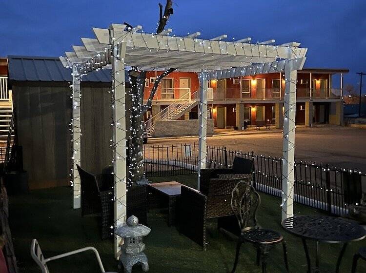 فندق على الطريق Midtown Inn & Suites