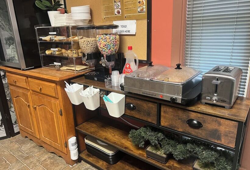 فندق على الطريق Midtown Inn & Suites