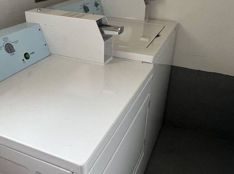 فندق على الطريق Midtown Inn & Suites