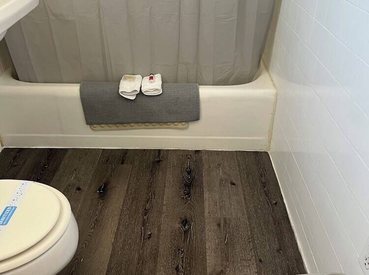 فندق على الطريق Midtown Inn & Suites