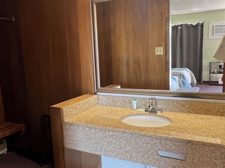 فندق على الطريق Midtown Inn & Suites