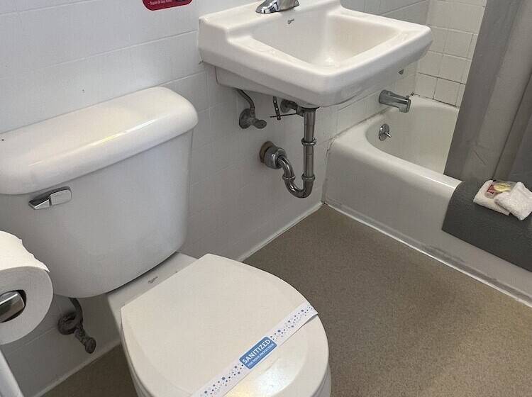 فندق على الطريق Midtown Inn & Suites