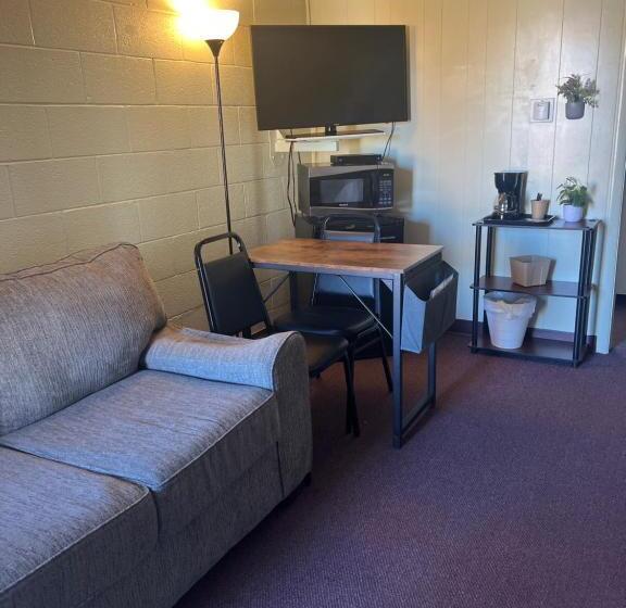 فندق على الطريق Midtown Inn & Suites